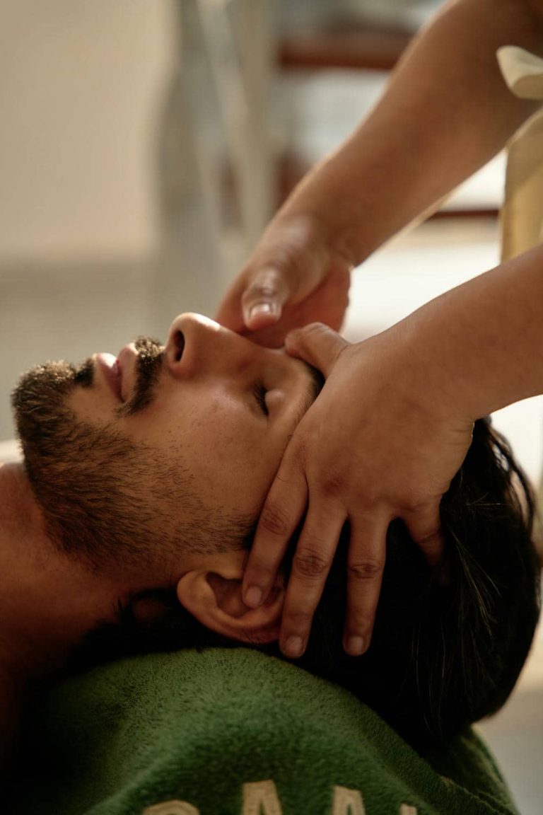 Targeted Relief for Desk Workers and Digital Nomads – Back And Neck Massage At Home Dubai