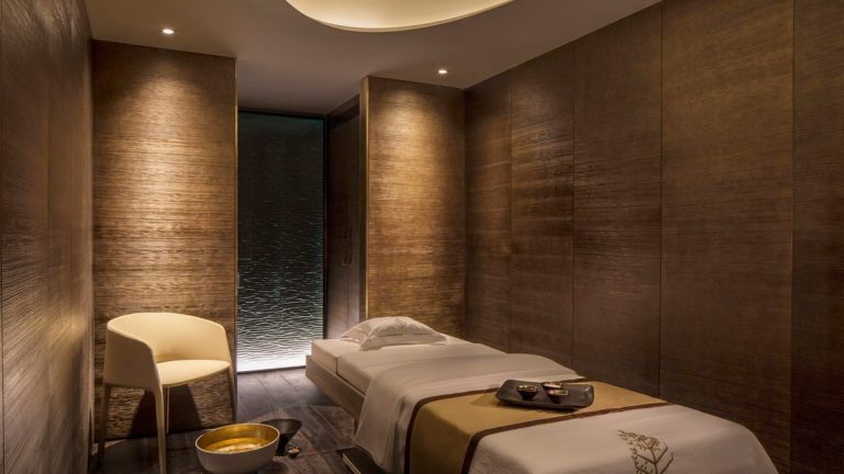 Facial Drainage Massage Home Service Dubai: Sculpt, Depuff & Glow